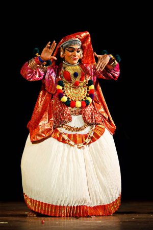 Téléchargez les photos : CHENNAI, INDE - 9 SEPTEMBRE 2009 : Défilé de danse traditionnelle indienne Kathakali le 9 septembre 2009 à Chennai, Inde. Interprète joue Sita personnage féminin dans le drame du Ramayana - en image libre de droit