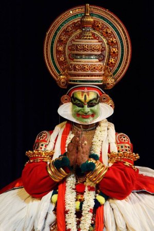 Foto de CHENNAI, INDIA - 7 DE SEPTIEMBRE DE 2009: Drama de danza tradicional india Kathakali preformance el 7 de septiembre de 2009 en Chennai, India. Intérprete interpreta personaje Ravana kathi - Imagen libre de derechos