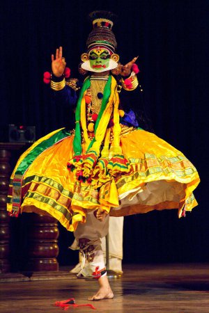 Téléchargez les photos : CHENNAI, INDE - 7 SEPTEMBRE 2009 : Défilé de danse traditionnelle indienne Kathakali le 7 septembre 2009 à Chennai, Inde. Kathakali est un célèbre drame de danse de l'état sud-indien du Kerala. - en image libre de droit