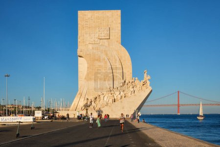 Foto de Lisboa, Portugal - 31 de agosto de 2022: Monumento a los Descubrimientos a orillas del río Tajo, donde los barcos partieron para explorar y comerciar con la India y Oriente, celebra la Era Portuguesa del Descubrimiento - Imagen libre de derechos