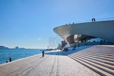 Foto de Lisboa, Portugal - 08 de agosto de 2022: MAAT - El Museo de Arte, Arquitectura y Tecnología es un edificio moderno situado a orillas del río Tajo. Lisboa, Portugal - Imagen libre de derechos