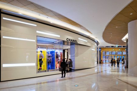 Foto de SEOUL, COREA DEL SUR - 1 de abril de 2016: Tienda Chanel en Lotte Avenuel, la tienda departamental más grande de Corea dedicada a artículos de lujo de primera calidad - Imagen libre de derechos