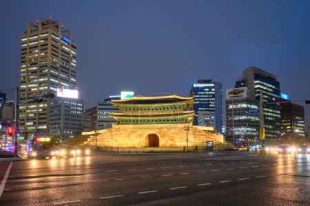 Téléchargez les photos : Séoul, Corée du Sud - 1er avril 2016 : Namdaemun Gate Sungnyemun la nuit avec le trafic urbain, Séoul, Corée du Sud - en image libre de droit