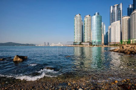Téléchargez les photos : Ville marine gratte-ciel de quartier résidentiel coûteux et prestigieux à Busan, Corée du Sud - en image libre de droit