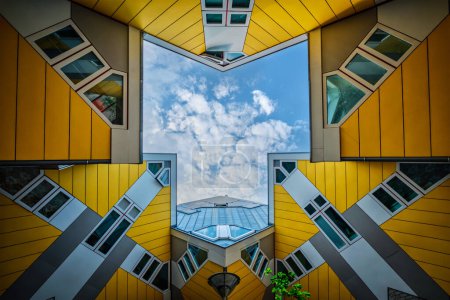 Téléchargez les photos : ROTTERDAM, PAYS-BAS - 11 MAI 2017 : Maisons cubiques - maisons cubiques innovantes conçues par l'architecte Piet Blom avec l'idée d'optimiser l'espace à Rotterdam, Pays-Bas devenu une attraction touristique - en image libre de droit