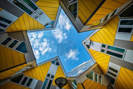 Foto de ROTTERDAM, PAÍSES BAJOS - 11 DE MAYO DE 2017: Casas cubo - innovadoras casas en forma de cubo diseñadas por el arquitecto Piet Blom con la idea de optimizar el espacio en Rotterdam, Holanda ahora se convirtió en una atracción turística - Imagen libre de derechos
