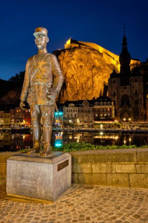 Foto de DINANT, BÉLIGO - 30 DE MAYO DE 2018: Estatua de bronce de Charles de Gaulle cerca del puente donde fue herido en la batalla de Dinant en la Primera Guerra Mundial - Imagen libre de derechos