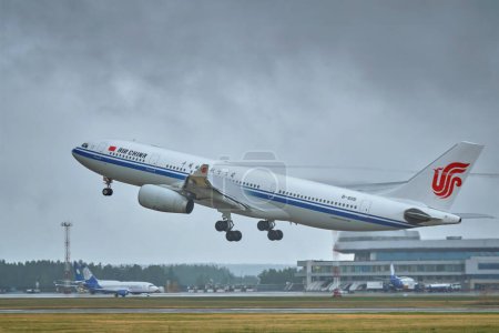 Téléchargez les photos : MINSK, BELARUS - 15 JUIN 2018 : Vol Airbus A330-200 d'Air China décollant sur piste à l'aéroport national de Minsk - en image libre de droit