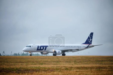 Téléchargez les photos : MINSK, BÉLARUS - 15 JUIN 2018 : LOT Polish Airlines flight Embraer 195 plane taxi on runway in National Airport Minsk - en image libre de droit