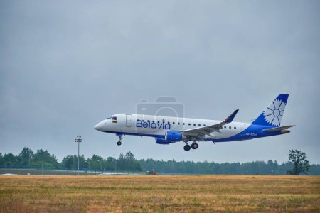 Téléchargez les photos : MINSK, BELARUS - 15 JUIN 2018 : Vol Embraer E175 de Belavie des compagnies aériennes biélorusses atterrissant sur piste à l'aéroport national de Minsk - en image libre de droit