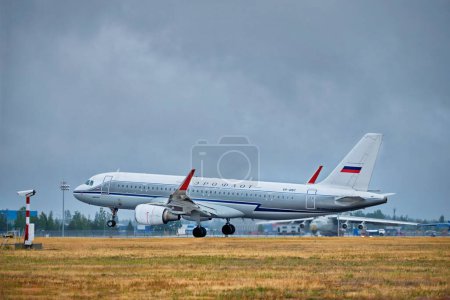 Foto de MINSK, BÉLARO - 15 DE JUNIO DE 2018: Aeroflot - Aerolíneas rusas vuelo Airbus A320-200 avión aterrizaje en pista en el Aeropuerto Nacional de Minsk - Imagen libre de derechos