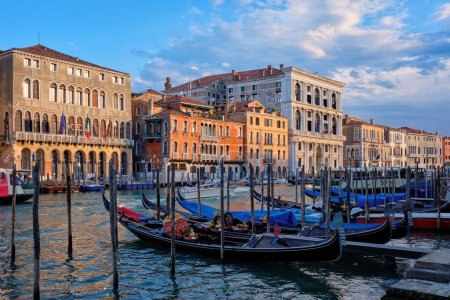 Téléchargez les photos : VENISE, ITALIE - 27 JUIN 2018 : Grand Canal avec bateaux et gondoles au coucher du soleil, Venise, Italie - en image libre de droit