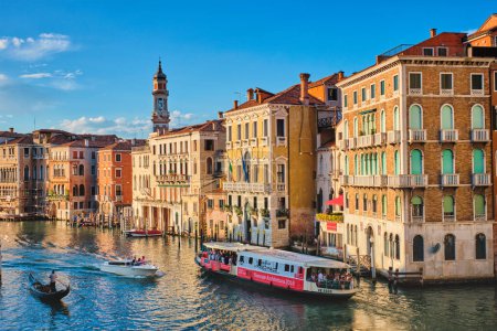 Foto de VENECIA, ITALIA - 27 DE JUNIO DE 2018: Gran Canal con barcos, vaporetto y góndolas al atardecer desde el puente de Rialto, Venecia, Italia - Imagen libre de derechos