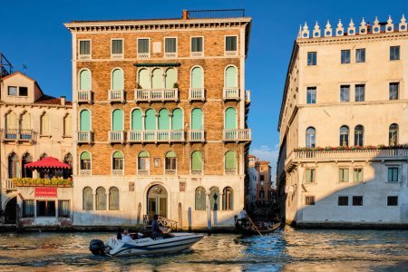 Foto de VENECIA, ITALIA - 27 DE JUNIO DE 2018: Gran Canal con barcos y góndolas al atardecer, Venecia, Italia - Imagen libre de derechos