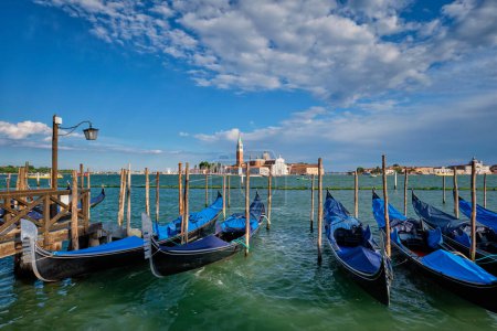 Téléchargez les photos : Gondoles et dans la lagune de Venise par la place Saint Marc San Marco avec l'église San Giorgio di Maggiore en arrière-plan à Venise, Italie - en image libre de droit