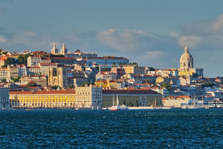 Téléchargez les photos : Vue de Lisbonne sur le Tage depuis Almada avec des yachts bateaux de tourisme au coucher du soleil. Lisbonne, Portugal - en image libre de droit