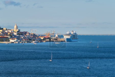 Téléchargez les photos : Vue de Lisbonne sur le Tage depuis Almada avec des yachts bateaux de tourisme et paquebot de croisière au coucher du soleil. Lisbonne, Portugal - en image libre de droit