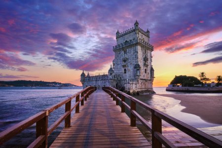 Téléchargez les photos : Tour Belem ou Tour de Saint-Vincent - célèbre monument touristique de Lisboa et attraction touristique - sur la rive du Tage Tejo au crépuscule du soir après le coucher du soleil avec un ciel spectaculaire. Lisbonne, Portugal - en image libre de droit