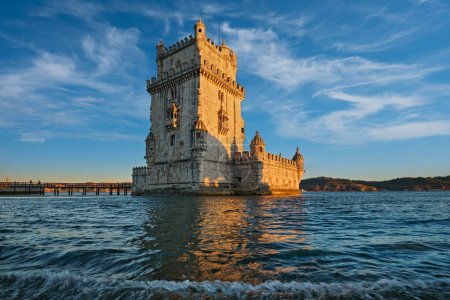 Foto de Torre Belem o Torre de San Vicente - famoso monumento turístico de Lisboa y atracción turística - a orillas del río Tajo Tejo al atardecer. Lisboa, Portugal - Imagen libre de derechos