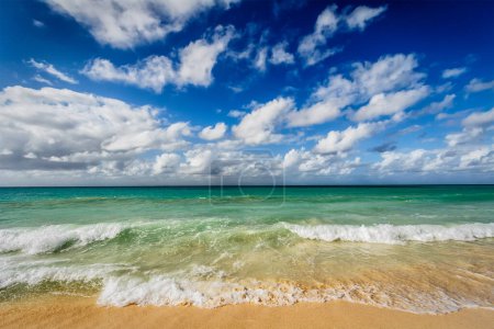 Téléchargez les photos : Vacances à la plage fond de vacances - belle plage et vagues de la mer des Caraïbes - en image libre de droit