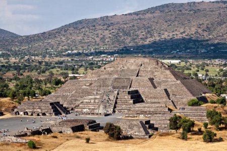 Foto de Pirámide de la Luna. Vista desde la Pirámide del Sol. Teotihuacan, México - Imagen libre de derechos