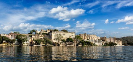 Téléchargez les photos : Inde concept de tourisme de luxe - panorama du palais de la ville d'Udaipur depuis le lac Pichola. Udaipur, Rajasthan, Inde - en image libre de droit