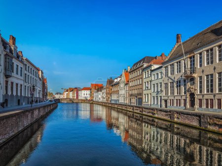 Téléchargez les photos : Canal et maisons anciennes, Bruges (Bruges), Belgique - en image libre de droit