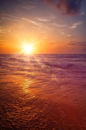Foto de Puesta del sol del océano, Hikkaduwa, Sri Lanka. Con fugas de luz y destello de lente - Imagen libre de derechos