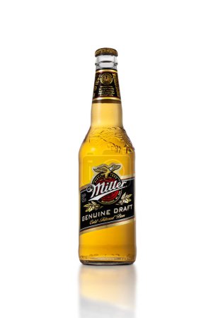 Téléchargez les photos : MINSK, BELARUS - 3 octobre 2016 : Miller Véritable Bière filtrée à froid non pasteurisée surnommée MGD. MGD a reçu la médaille d'or dans la catégorie Premium Lager à l'américaine à la Coupe du monde de bière 1999 - en image libre de droit