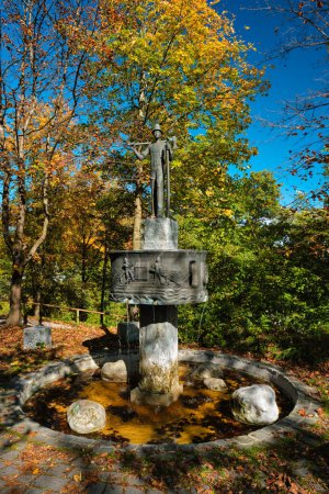 Téléchargez les photos : Bad Tolz, Allemagne - 15 octobre 2019 : Statue de bûcheron et fontaine dans le parc de Bad Tolz, Bavière, Allemagne - en image libre de droit