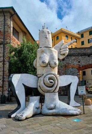 Téléchargez les photos : Gênes, Italie - 26 avril 2019 : Sculpture moderne Totem Gli Uccelli di Aristofane par Emanuele Luzzati à Porto Antico Vieux Port à Gênes - en image libre de droit