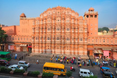 Téléchargez les photos : Jaipur, Inde - 2 novembre 2019 : Le célèbre palais des vents de Hawa Mahal avec les gens, la circulation routière et les transports en commun. Patrimoine culturel moghol attraction touristique célèbre. Jaipur, Rajasthan, Inde - en image libre de droit