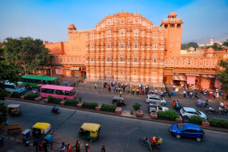 Foto de Jaipur, India - 2 de noviembre de 2019: Famoso monumento Hawa Mahal Palacio de vientos con gente, tráfico por carretera y transporte urbano. Patrimonio cultural mogol famosa atracción turística. Jaipur, Rajastán, India - Imagen libre de derechos