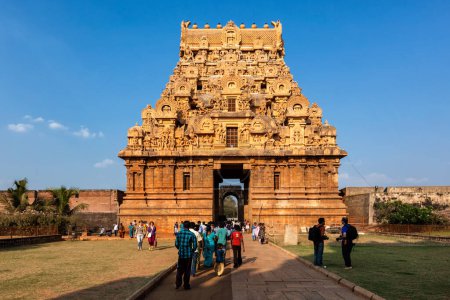 Téléchargez les photos : Tanjore, Inde - 26 mars 2011 : Les gens visitent le célèbre temple Brihadishwarar à Thanjavur, Tamil Nadu, Inde l'un des grands temples vivants du Chola Patrimoine mondial de l'UNESCO et site religieux important - en image libre de droit