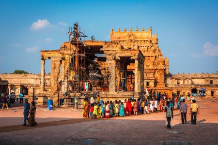 Foto de Tanjore, India - 26 de marzo de 2011: La gente visita el famoso templo Brihadishwarar en Thanjavur, Tamil Nadu, India, uno de los grandes templos vivientes de Chola Patrimonio de la Humanidad de la UNESCO e importang sitio religioso - Imagen libre de derechos