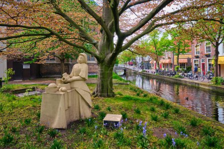 Foto de Delft, Países Bajos - 12 de mayo de 2017: La lechera Het Melkmeisje estatua hecha para conmemorar el trescientos aniversario de la muerte de Vermeer, basado en la pintura del mismo nombre de Vermeer - Imagen libre de derechos