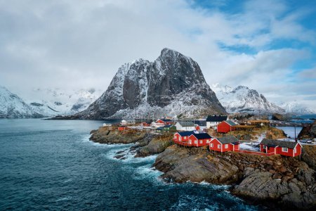 Foto de Hamnoy pueblo de pescadores con casas de rorbu rojo en fiordo noruego en invierno. Islas Lofoten, Noruega - Imagen libre de derechos