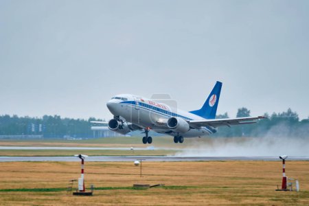 Téléchargez les photos : Minsk, Biélorussie - 15 juin 2018 : vol Boeing 737-500 des compagnies aériennes biélorusses décollant sur piste à l'aéroport national de Minsk - en image libre de droit