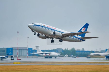 Téléchargez les photos : Minsk, Biélorussie - 15 juin 2018 : vol Boeing 737-500 des compagnies aériennes biélorusses décollant sur piste à l'aéroport national de Minsk - en image libre de droit