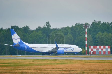 Téléchargez les photos : MINSK, BELARUS - 15 JUIN 2018 : Vol Boeing 737-800 biélorusse des compagnies aériennes biélorusses sur piste à l'aéroport national de Minsk - en image libre de droit