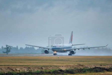 Téléchargez les photos : MINSK, BELARUS - 15 JUIN 2018 : Vol Airbus A330-200 d'Air China décollant sur piste à l'aéroport national de Minsk - en image libre de droit