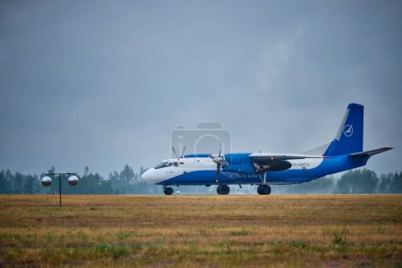 Téléchargez les photos : MINSK, BELARUS - 15 JUIN 2018 : Vol cargo Genex Antonov An-26B en préparation au décollage sur piste à l'aéroport national de Minsk - en image libre de droit