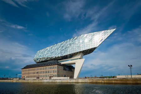 Foto de ANTWERP, BÉLGICA - 27 DE MAYO DE 2018: Casa de autoridad portuaria Porthuis diseñada por la famosa Zaha Hadid Architects, que fue su último proyecto - Imagen libre de derechos