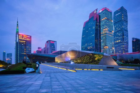 Téléchargez les photos : GUANGZHOU, CHINE - 27 AVRIL 2018 : Opéra de Guangzhou conçu par le célèbre architecte irakien Zaha Hadid illuminé la nuit - en image libre de droit