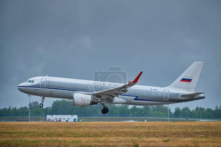Foto de MINSK, BÉLARO - 15 DE JUNIO DE 2018: Aeroflot - Aerolíneas rusas vuelo Airbus A320-200 avión aterrizaje en pista en el Aeropuerto Nacional de Minsk - Imagen libre de derechos