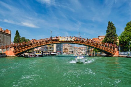 Foto de VENECIA, ITALIA - 19 DE JULIO DE 2019: Ponte dell 'Accademia bridge with boat passing under on Grand Canal, Venice, Italia - Imagen libre de derechos