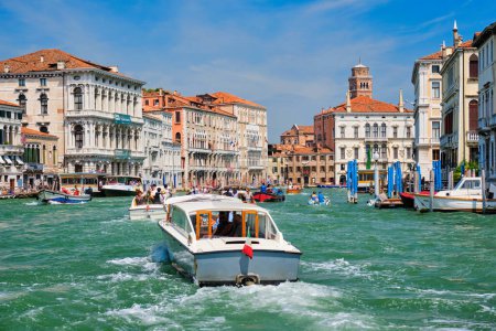 Foto de Venecia, Italia - 19 de julio de 2019: Barcos y góndolas en el Gran Canal, Venecia, Italia - Imagen libre de derechos