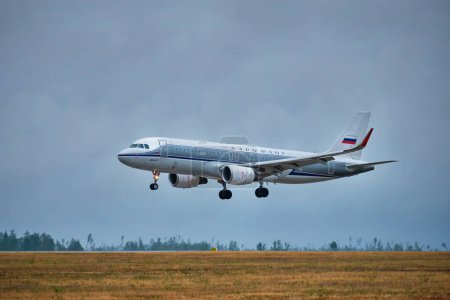 Téléchargez les photos : MINSK, BELARUS - 15 JUIN 2018 : Aeroflot - vol Airbus A320-200 de Russian Airlines atterrissant sur piste à l'aéroport national de Minsk - en image libre de droit