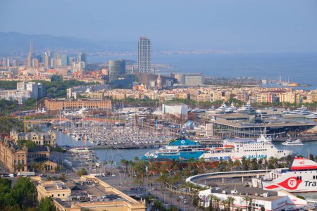 Téléchargez les photos : BARCELONE, ESPAGNE - 15 AVRIL 2019 : Vue aérienne de l'horizon de la ville de Barcelone avec le trafic de la ville et le port avec les yachts et les ferries. Barcelone, Espagne - en image libre de droit