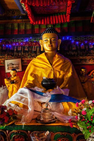 Téléchargez les photos : SPITUK, INDE - 16 SEPTEBMER 2012 : Statue de Bouddha Sakyamuni à Spituk Gompa (monastère bouddhiste tibétain). Ladakh, Inde - en image libre de droit